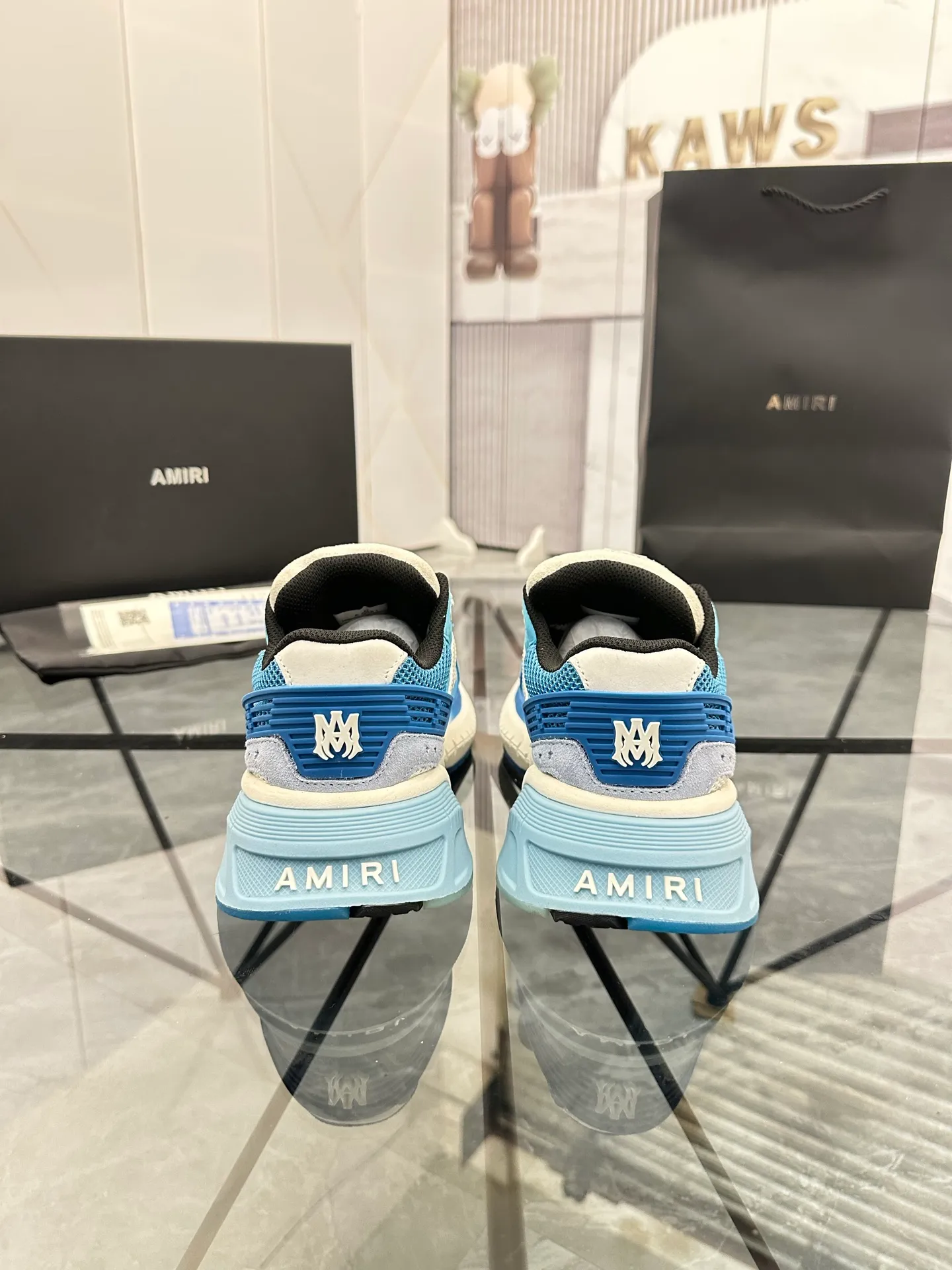Men's shoes: 💰P720¥ Guangzhou top quality Product trademark: AMIRI* "Amir*" low-top casual shoes Regular size: 39-44 (can be customized to 45) Product materials: upper imported first-layer cowhide stitching original material, breathable lining, original outsole. Number: 525
